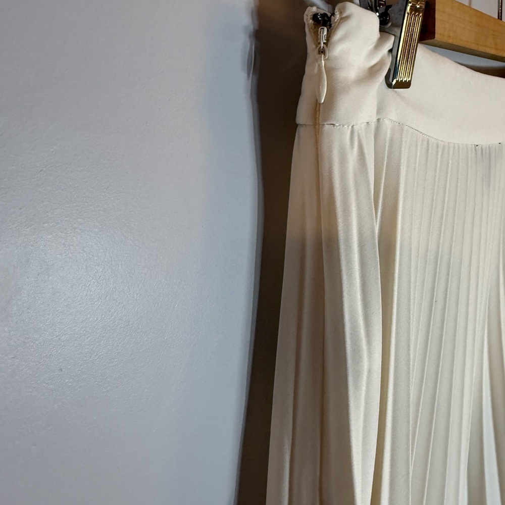 Elegant Cream Lace Trim Pleated Skirt - Picture 4 of 8
